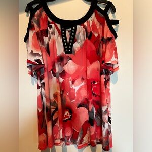 Jennie and Marlis floral cut out sleeve top. Size 1X
